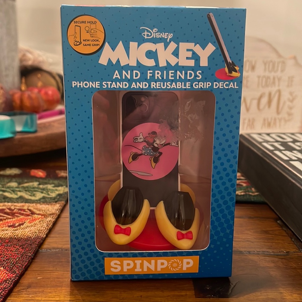 Minnie Mouse Phone Stand and grip decal. Perfect for a desk.